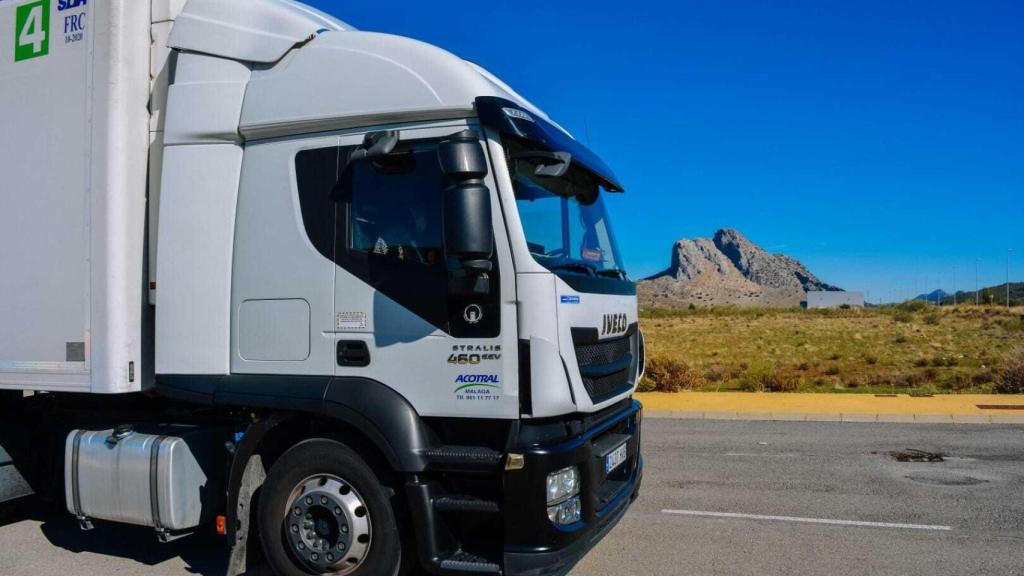 Un camión circula por la carretera en una imagen de archivo.