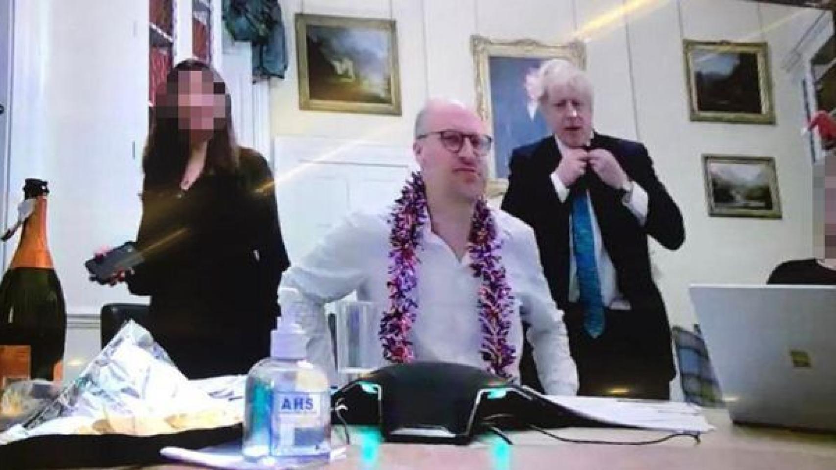 Imagen del 'Daily Mirror' de la fiesta organizada el 15 de diciembre de 2020 en Downing Street.