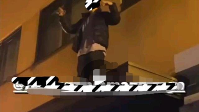 El joven subido al dintel de un portal.