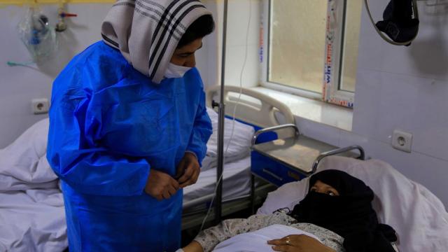 La doctora Malalai Faizi trabajando en el hospital.