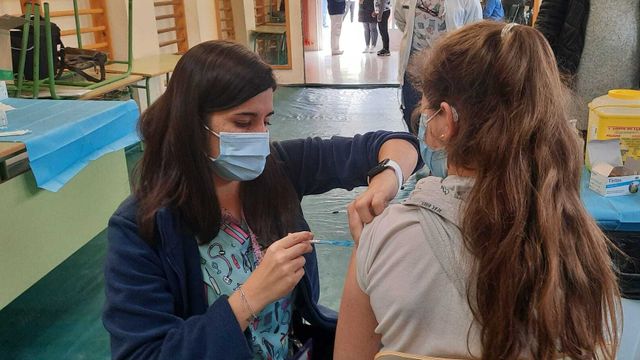 Vacunación pediátrica en el CEIP Nuestra Señora de la Paz (Alicante).
