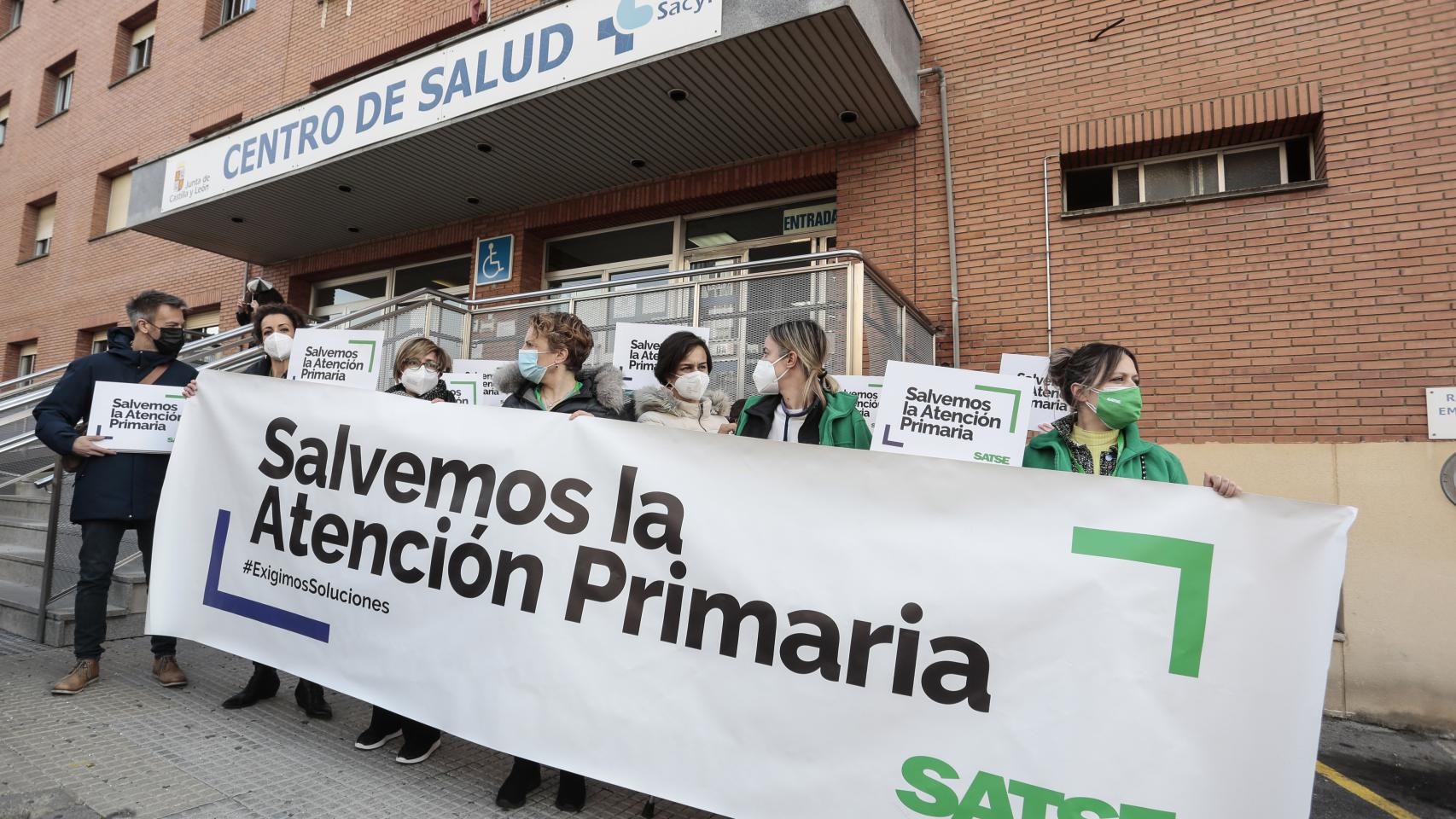 Imagen de archivo de una concentración de enfermeros y fisioterapeutas