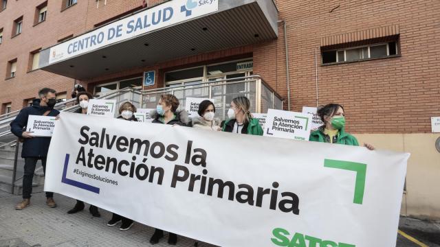 Imagen de archivo de una concentración de enfermeros y fisioterapeutas