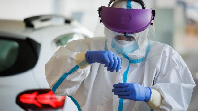 Una enfermera realiza un test de antígenos-