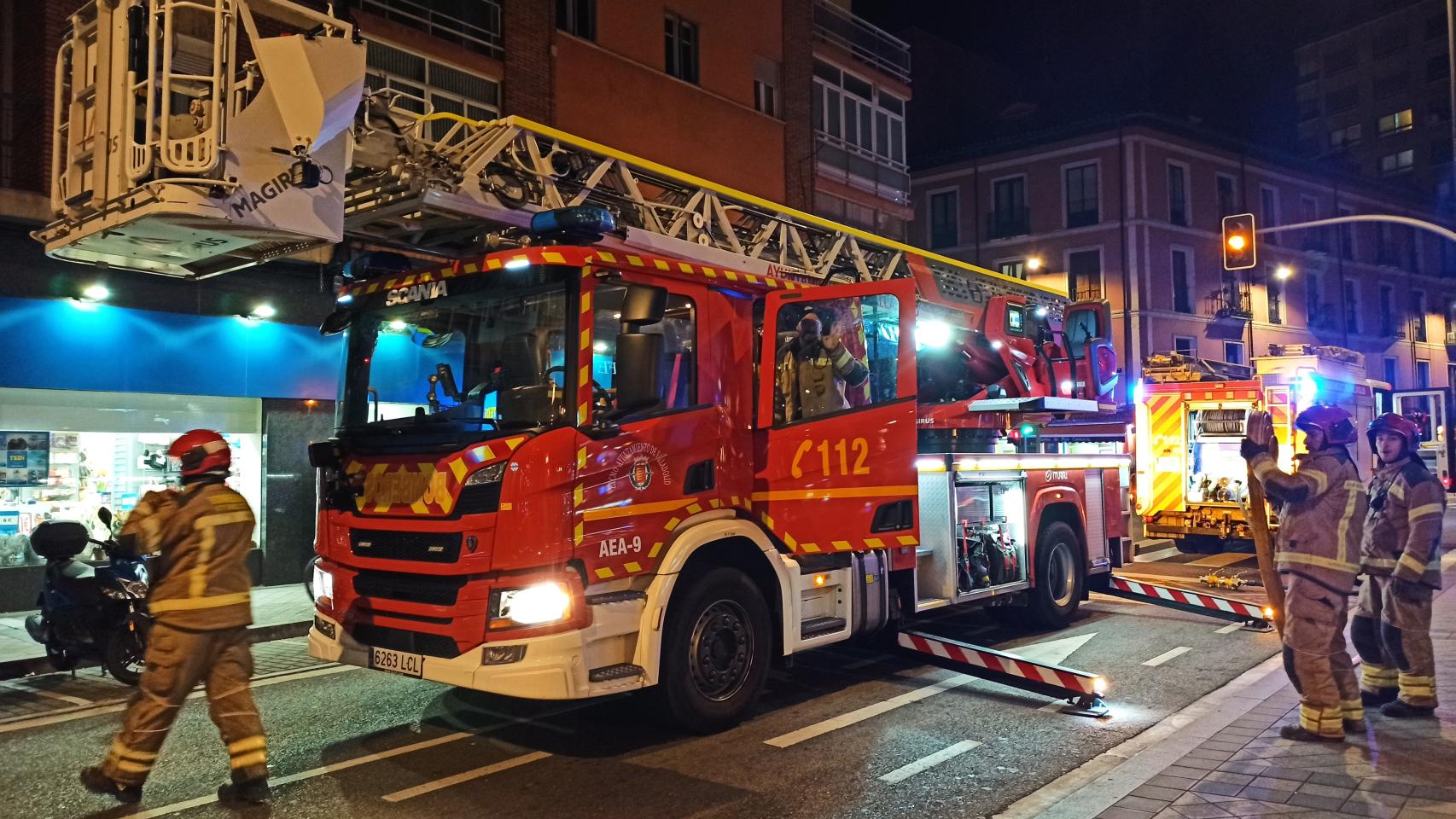 Bomberos de Valladolid durante una intervención. Fotografía de archivo