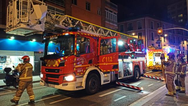 Bomberos de Valladolid durante una intervención. Fotografía de archivo
