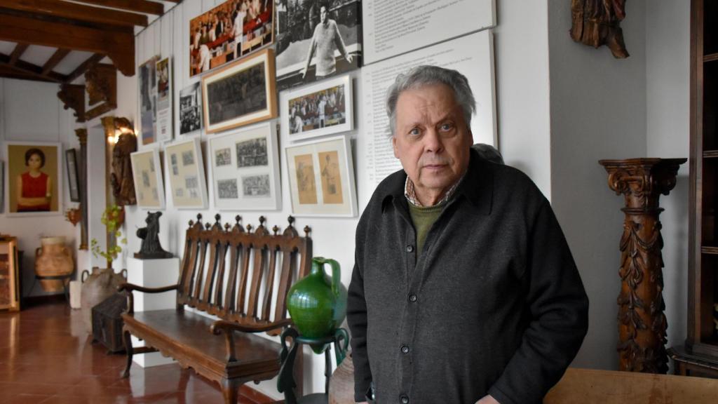 Antonio Pedrero y detrás una réplica de su famoso cuadro La Golondrina