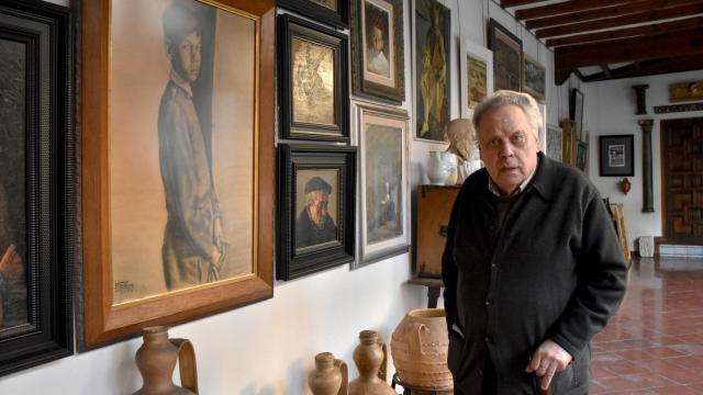 Antonio Pedrero con un autorretrato de la infancia