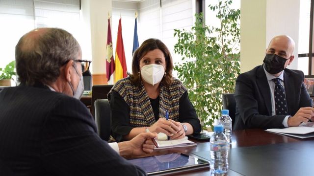 Reunión de la consejera de Economía, Empresas y Empleo, Patricia Franco, con el presidente del Consejo Regional de Cámaras, Mariano León. Foto. JCCM