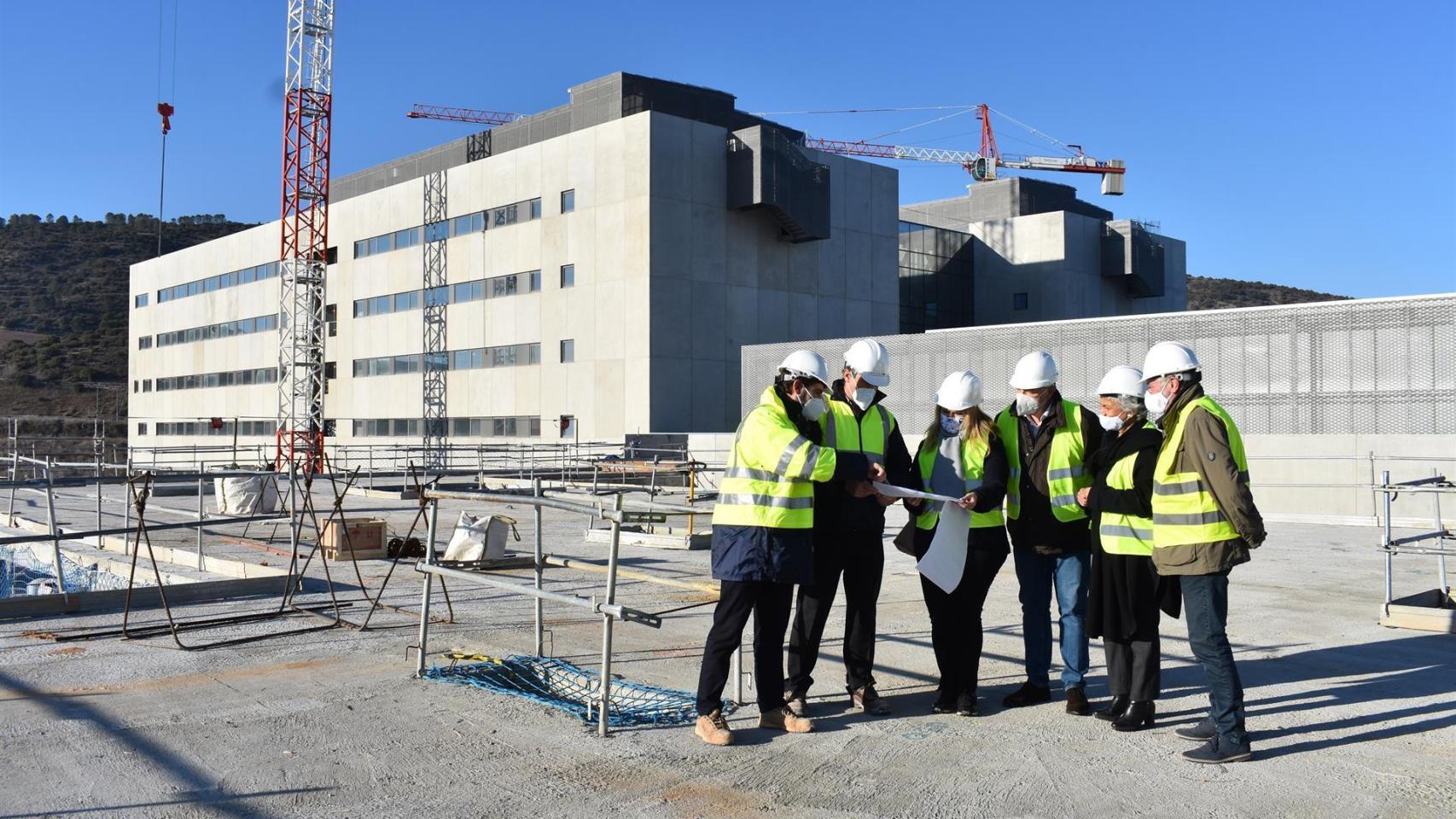 María Ángeles Martínez, delegada de la Junta en Cuenca, en su visita a las obras del hospital. Foto: JCCM