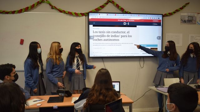 Alumnas de ESO del colegio Santa Gema de Madrid, debaten tomando un artículo de D+I como referencia.