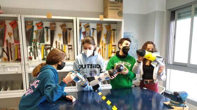 Alumnas del IES Bovalar de Castellón, aprenden de la tecnología aeroespacial durante la actividad.