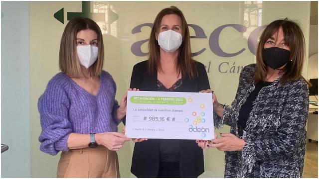 Entrega del cheque a representantes de la AECC.