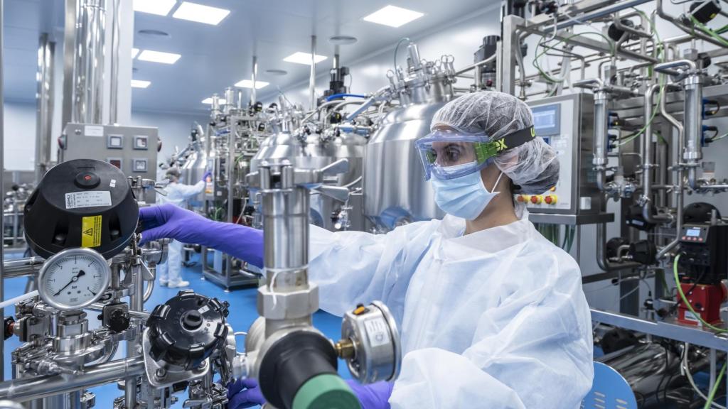Técnicos de laboratorio trabajando en elaborar una vacuna.