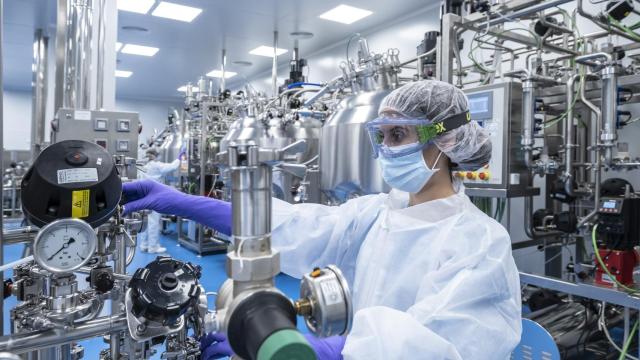 Técnicos de laboratorio trabajando en elaborar una vacuna.