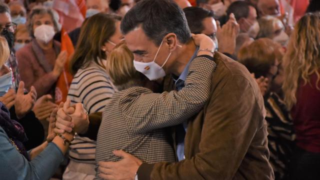 Pedro Sánchez saluda a una militante socialista en Valladolid