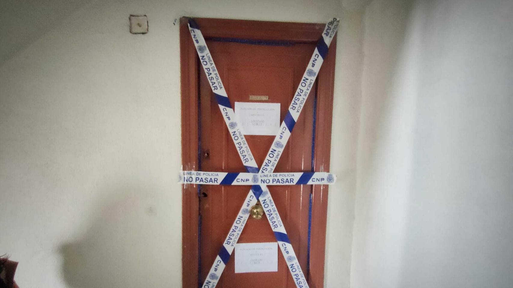 El piso donde fue hallado el cuerpo de Manolo Cobos, en Móstoles (Madrid).