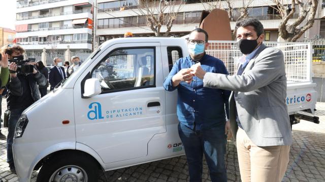 El presidente entrega de forma simbólica las llaves de estos automóviles a medio centenar de alcaldes.