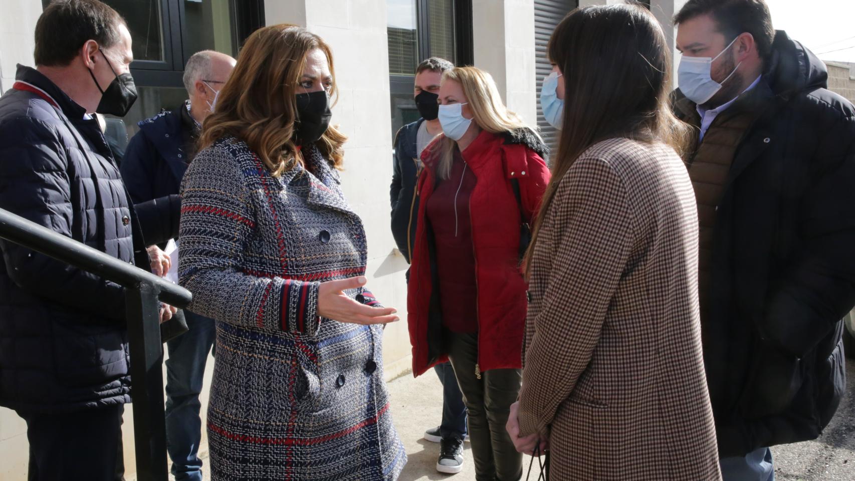 Virginia Barcones durante la visita a Coreses