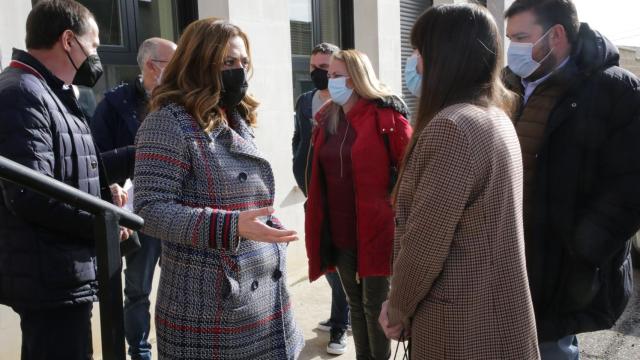 Virginia Barcones durante la visita a Coreses