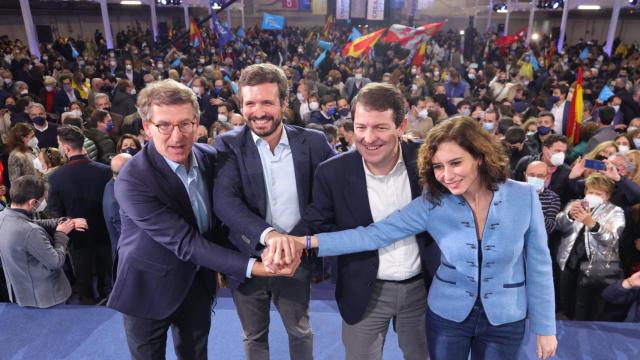 Ayuso pide el voto para Mañueco para votar “por la democracia y no por el comunismo”