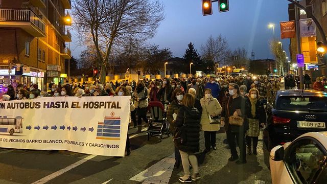 Cientos de personas piden autobús hasta el Hospital