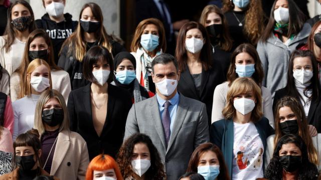 Pedro Sánchez, Irene Montero, Pilar Alegría y Diana Morant con mujeres investigadoras. EFE/Emilio Naranjo