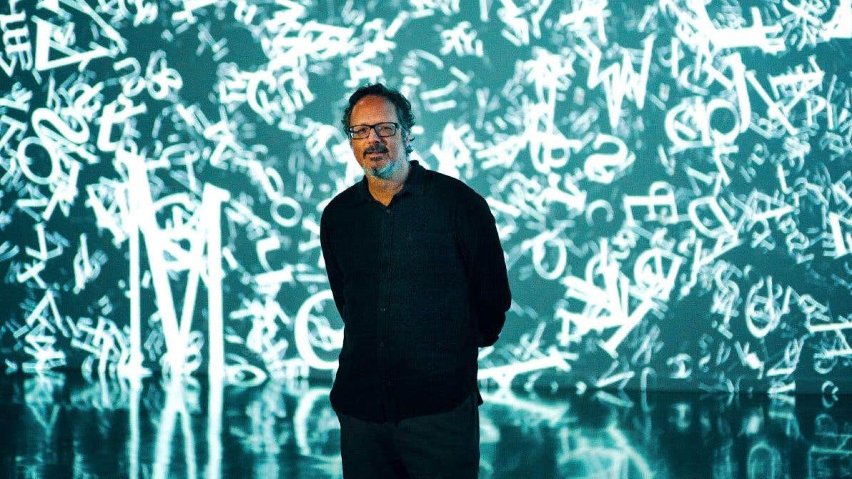 Rafael Lozano-Hemmer junto a una de sus 'text streams'. Foto: Cortesía Galería Max Estrella y Antimodular Studio