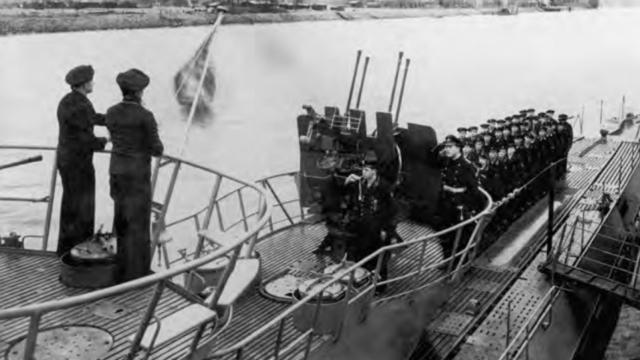 El comandante Neuerburg (a la derecha) saludando la enseña del buque después de su entrada en servicio el 26 de enero de 1944. /  Herbert Guschewski.