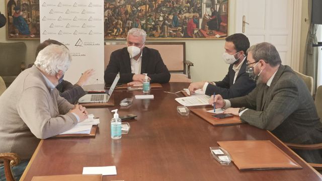 Reunión entre el consejero de Desarrollo Sostenible de C-LM, José Luis Escudero, y el presidente de la Diputación de Guadalajara, José Luis Vega