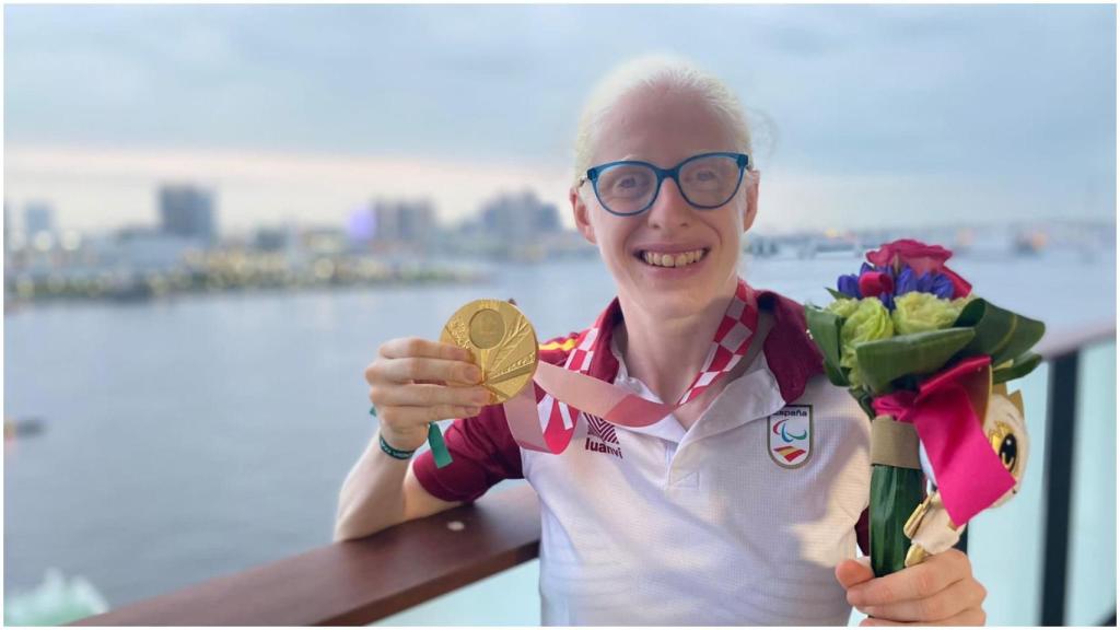 La triatleta Susana Rodríguez Gacio con su oro en Tokyo 2020.