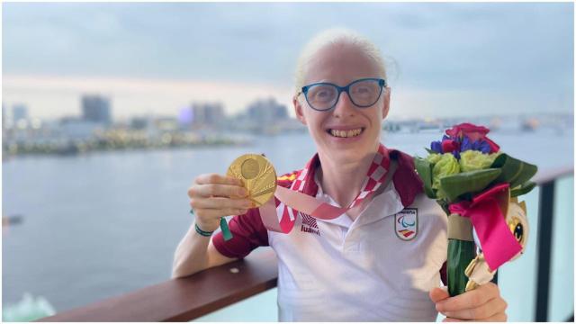 La triatleta Susana Rodríguez Gacio con su oro en Tokyo 2020.