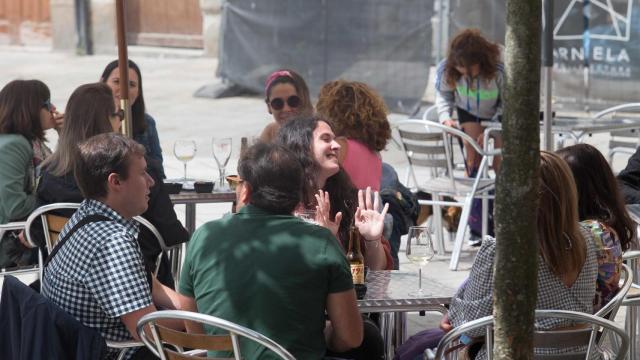 Varios clientes en una terraza.