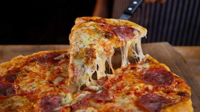 Una pizza recién hecha.