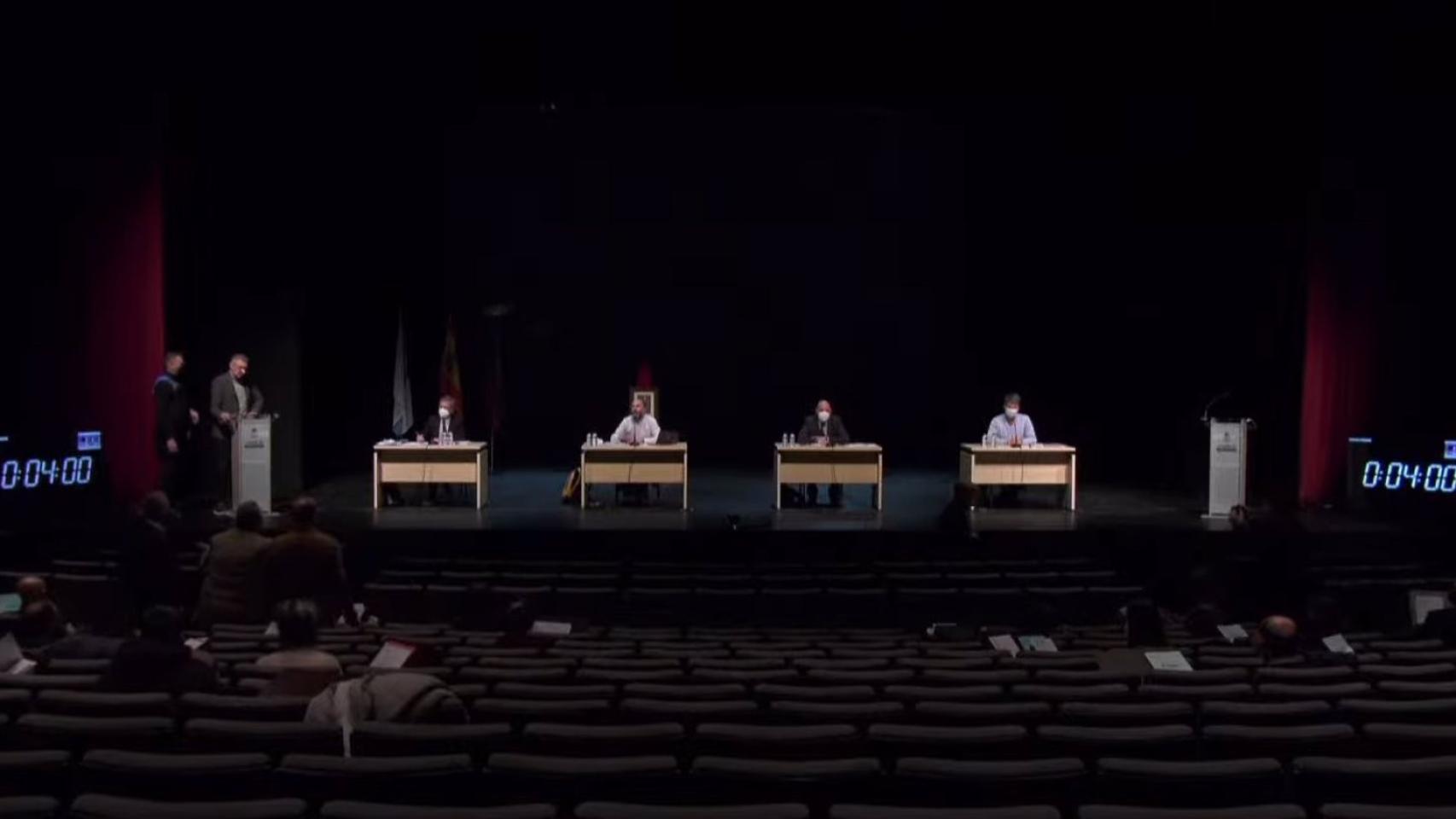 Momento en el que fue expulsado el portavoz del BNG, Luís Seara, en un encontronazo con el alcalde, Gonzalo Pérez Jácome.