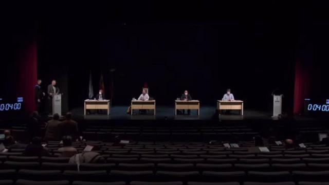 Momento en el que fue expulsado el portavoz del BNG, Luís Seara, en un encontronazo con el alcalde, Gonzalo Pérez Jácome.