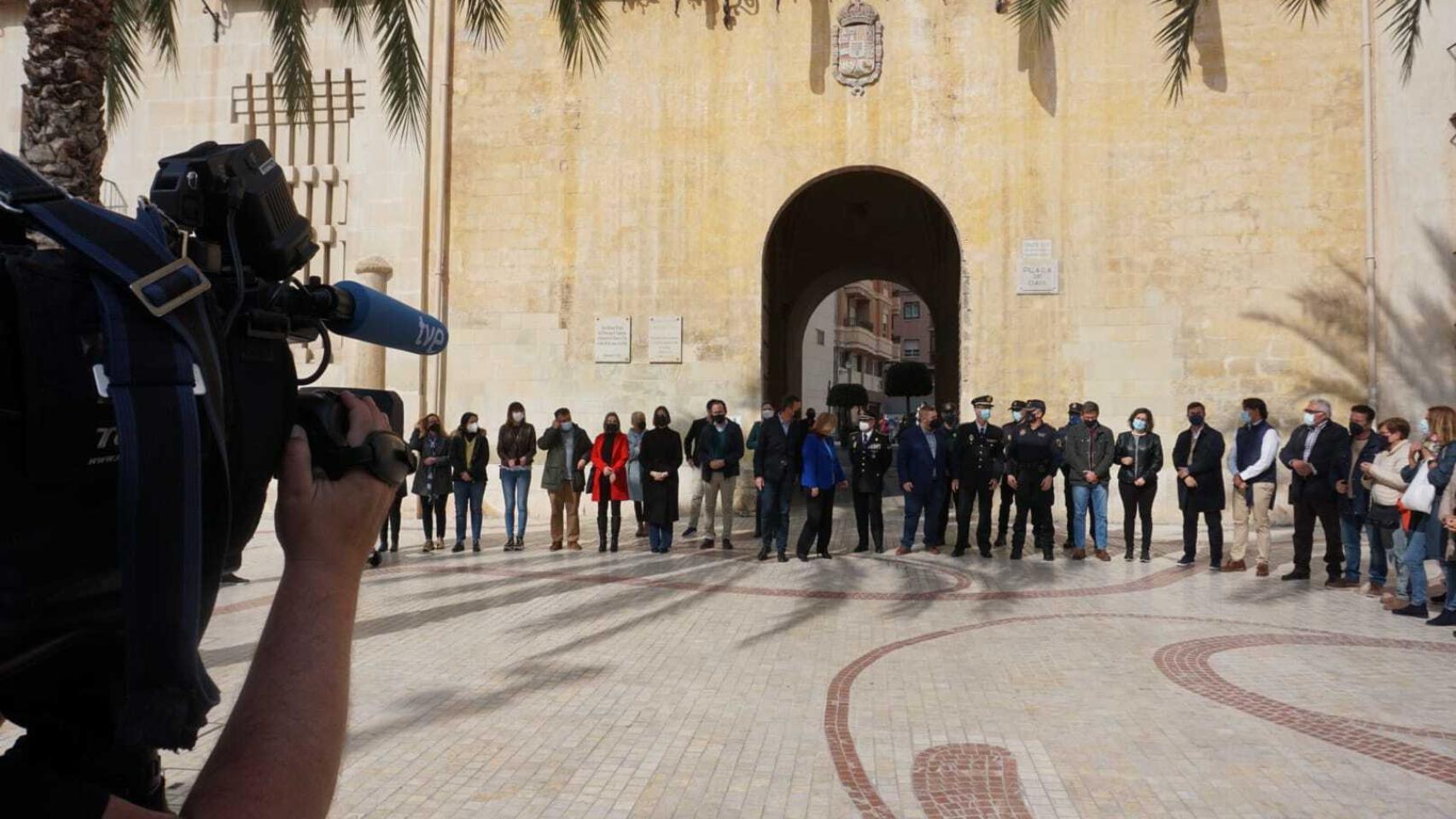 Concentración con tres minutos de silencio por el crimen, este mediodía en Elche.