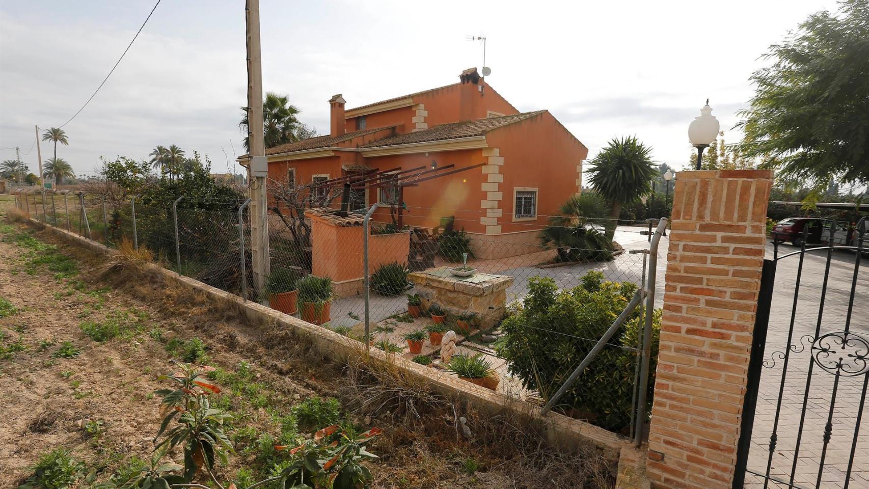La casa del crimen, situada en la partida ilicitana de la Algoda, este sábado.