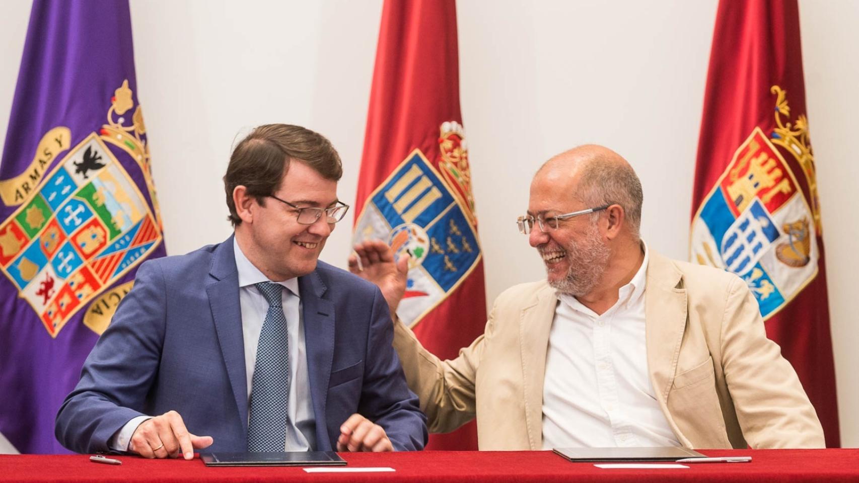 Alfonso Fernández Mañueco y Francisco Igea firman el acuerdo entre PP y Ciudadanos