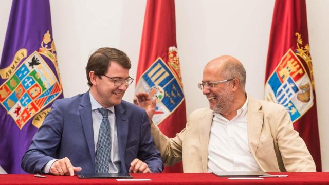 Alfonso Fernández Mañueco y Francisco Igea firman el acuerdo entre PP y Ciudadanos