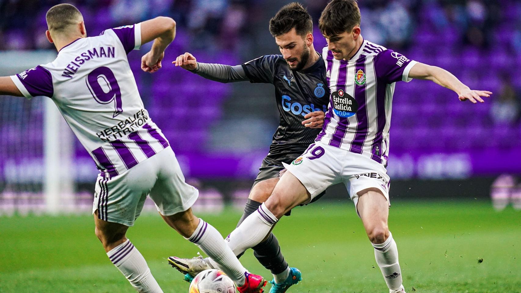 Un momento del choque entre el Real Valladolid-Girona