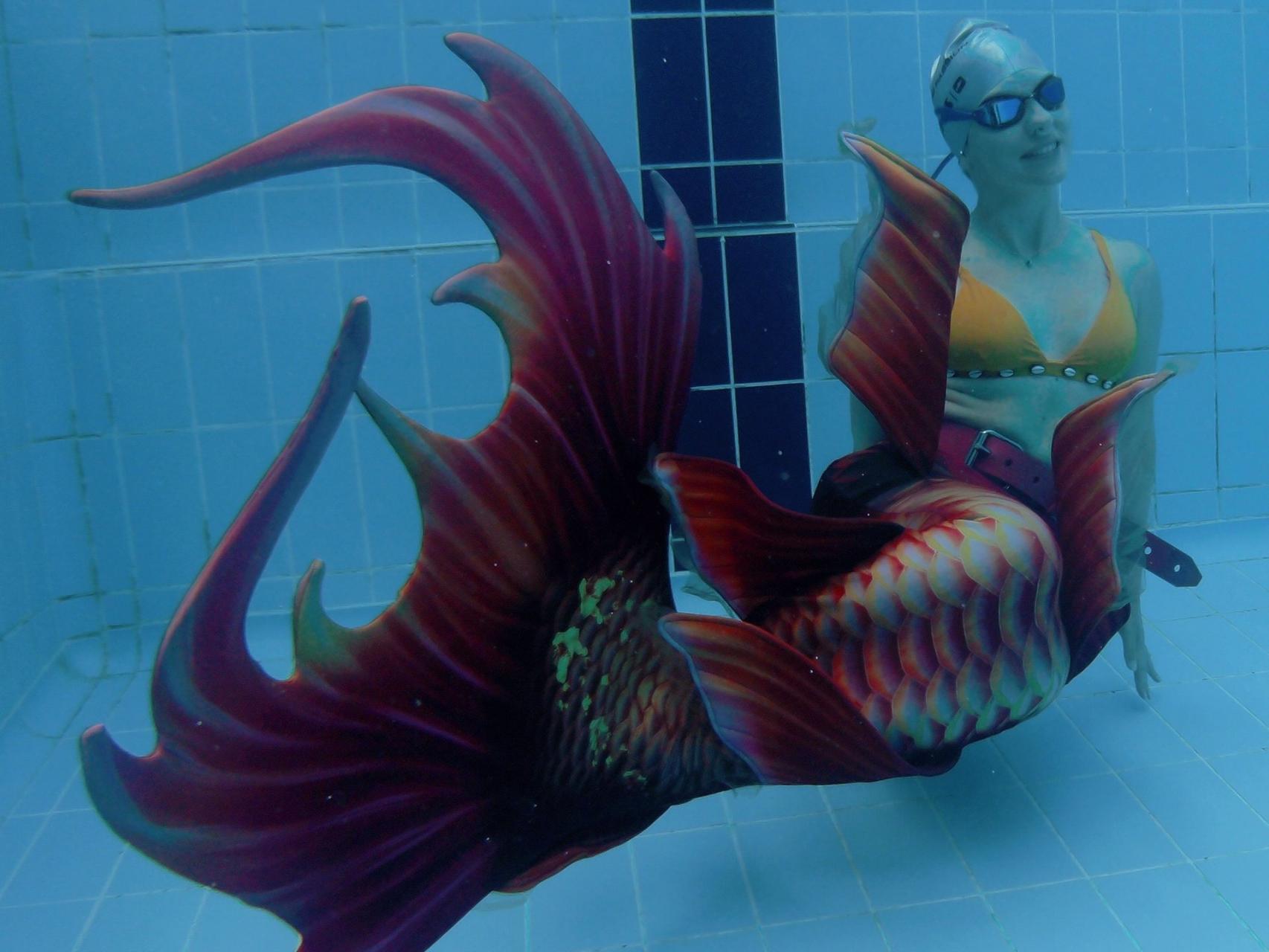 Verónica sumergida en una de las piscinas municipales de Albacete.