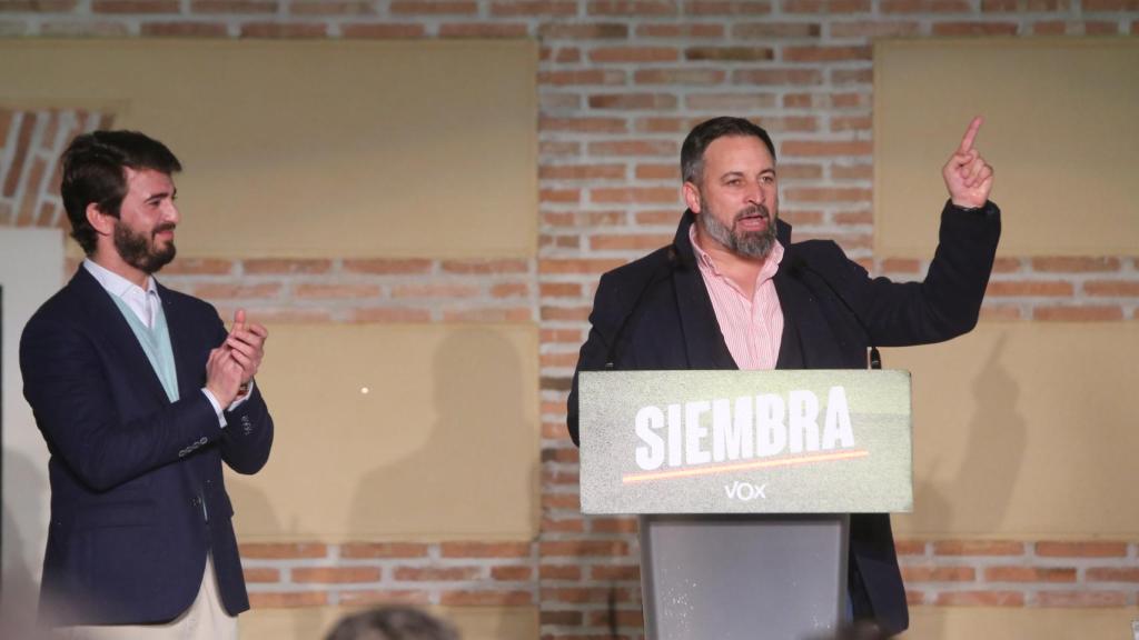 Santiago Abascal y Juan García Gallardo en la noche electoral del 13-F.