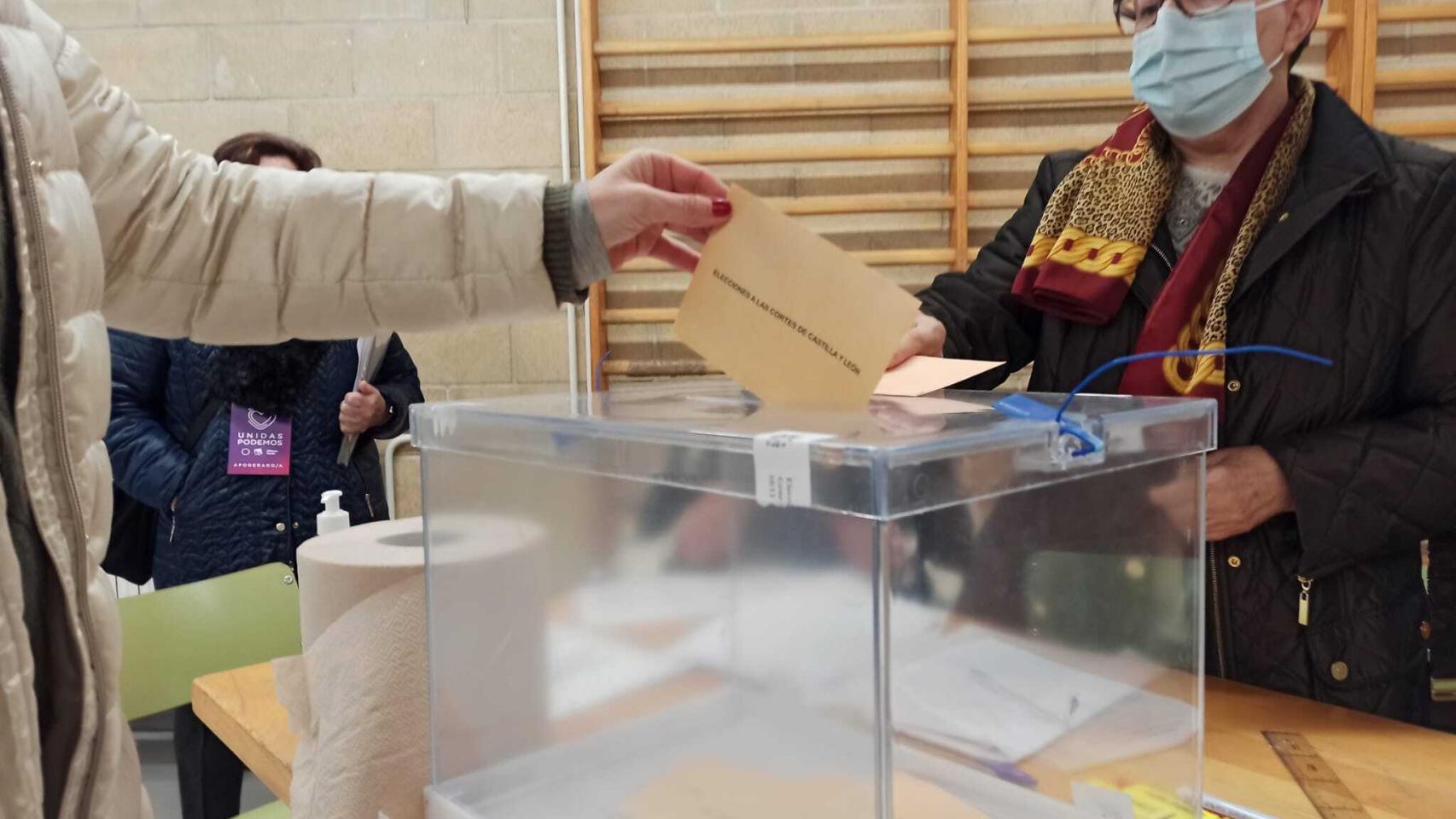 Una mujer en el momento de la votación en una mesa electoral en las elecciones de Castilla y León
