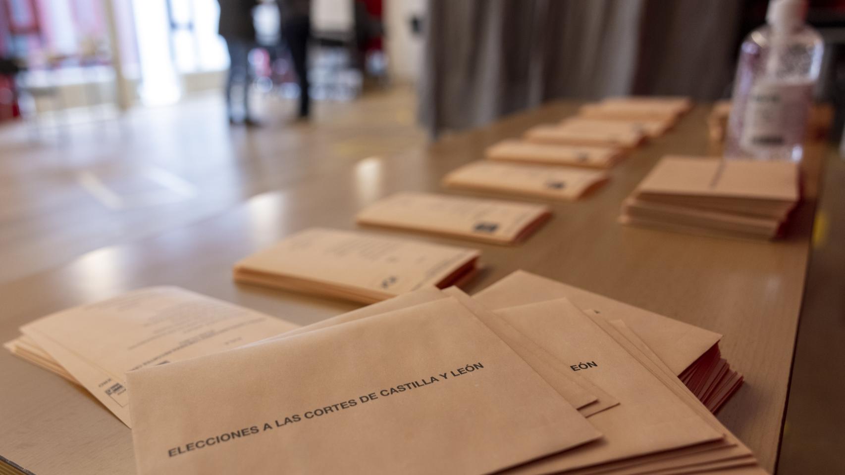 Papeletas en un colegio electoral de las elecciones de Castilla y León