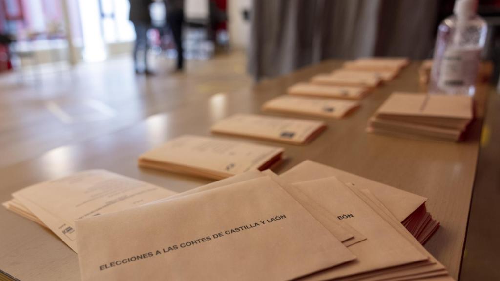 Papeletas en un colegio electoral de las elecciones de Castilla y León