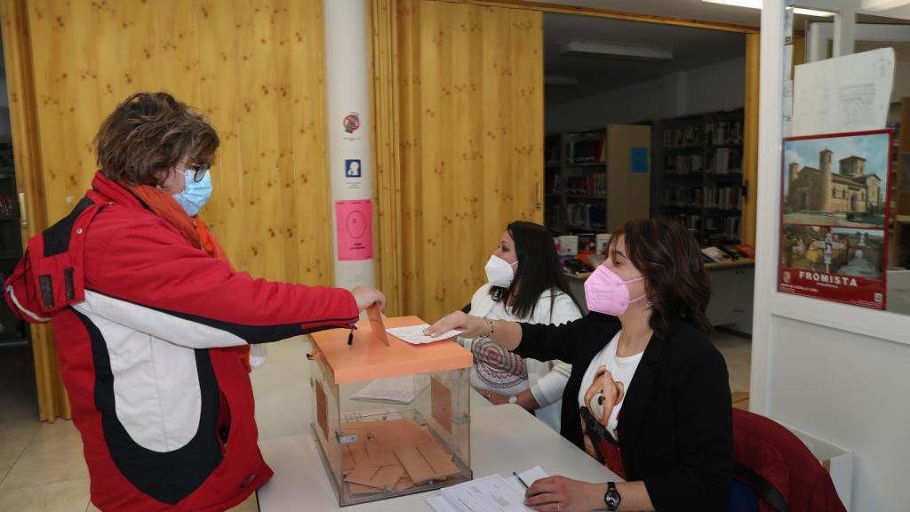 Una persona en el momento de la votación en las elecciones autonómicas en Palencia