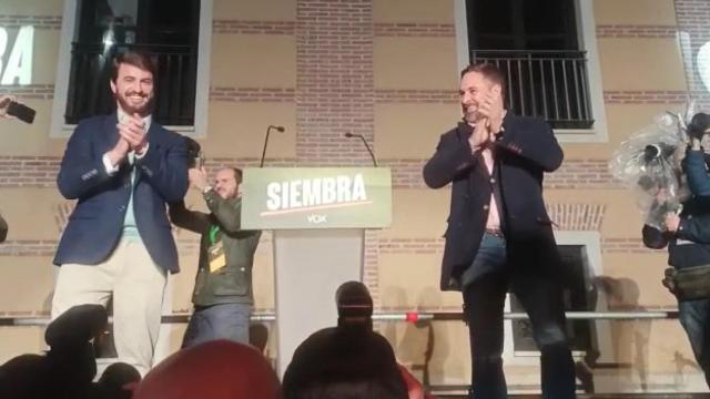 Juan García-Gallardo y Santiago Abascal comparecen en la noche electoral.