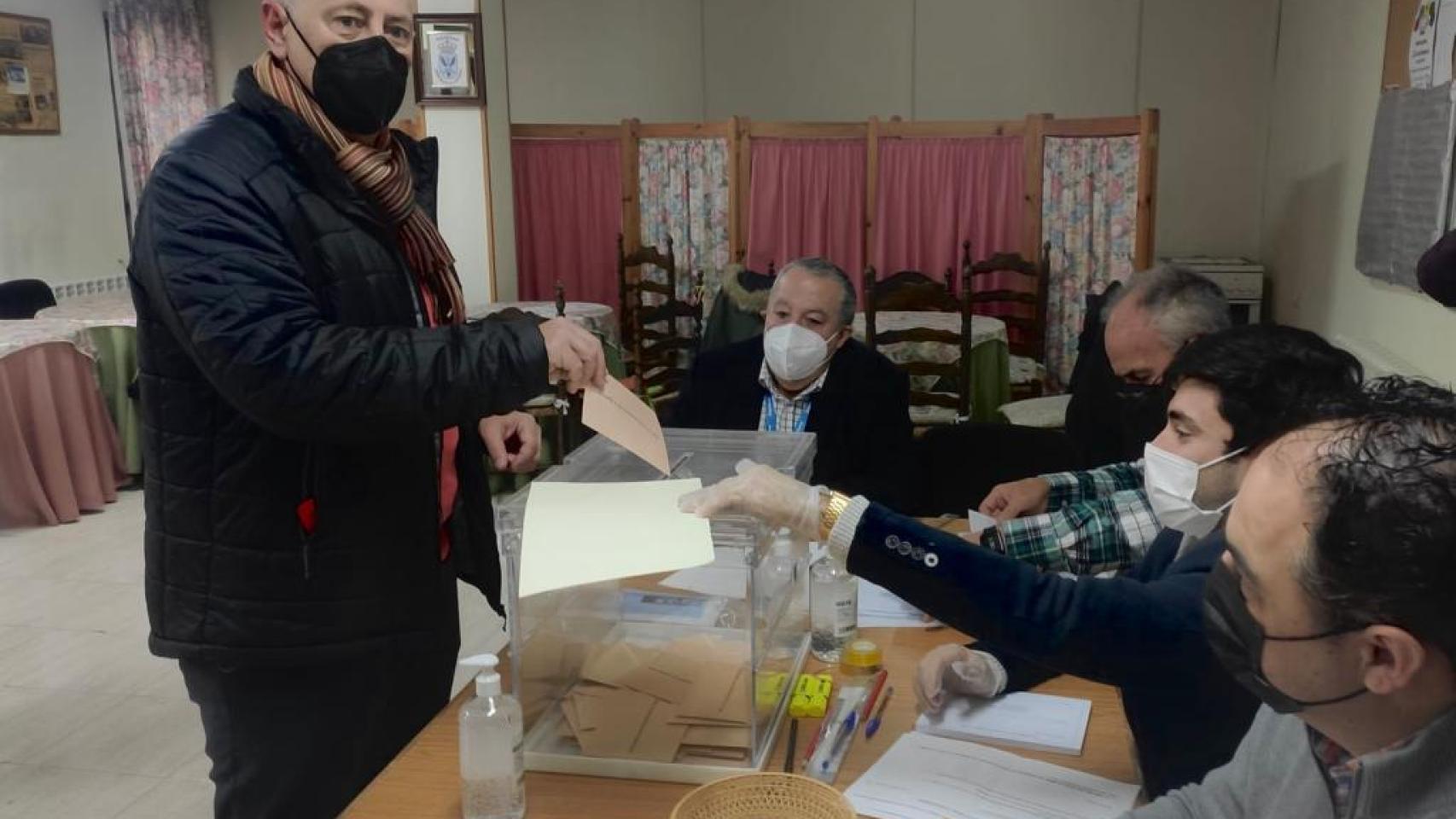 Jesús Guerrero durante su votación en Aguilar de Campoo