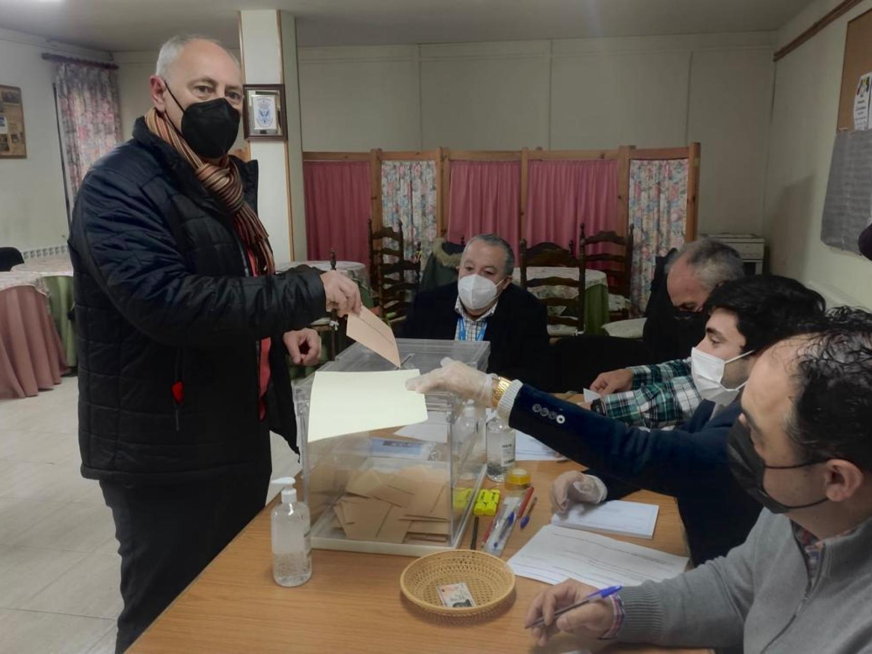 Jesús Guerrero durante su votación en Aguilar de Campoo